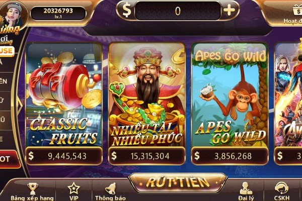 Anh Minh với biểu cảm vui mừng bên màn hình trò chơi Slot WW88