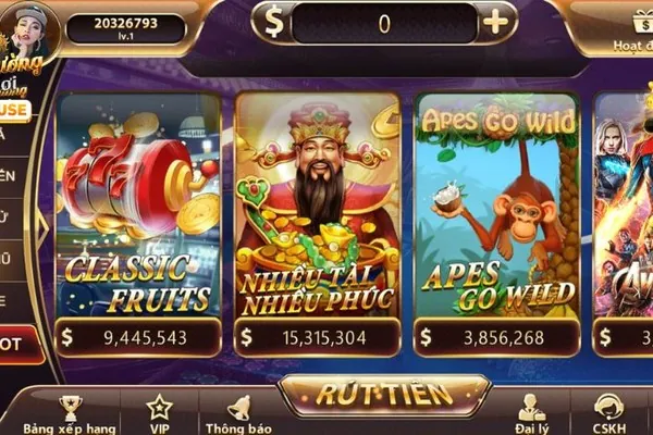 Anh Minh với biểu cảm vui mừng bên màn hình trò chơi Slot WW88