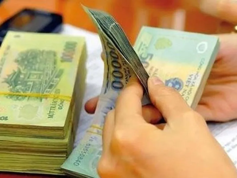 Vợt tennis và bóng trên sân