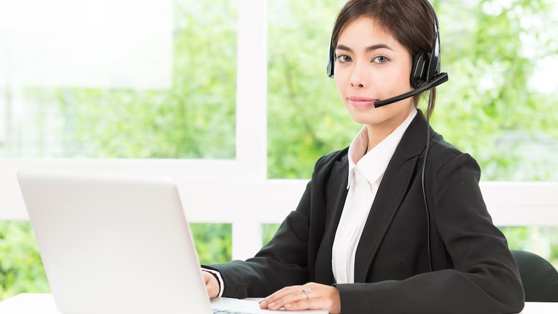 Hình ảnh hỗ trợ khách hàng và giải đáp thắc mắc về WW88